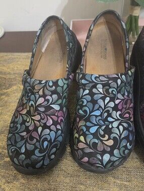 Nurse Mates Black Iridescent Floral-Print Clogs SIZE 8